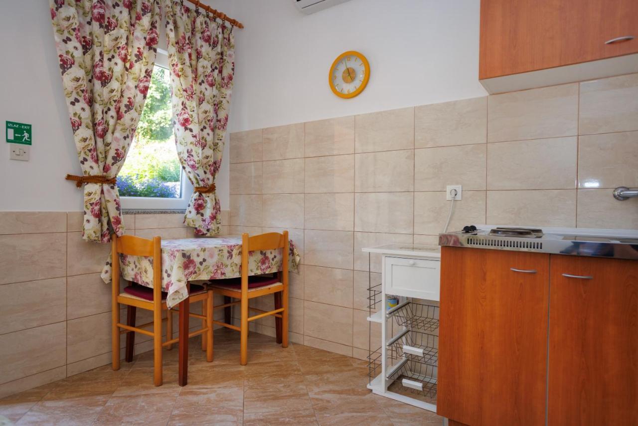 Apartment Studio Close To Sea Krk Town Exteriör bild